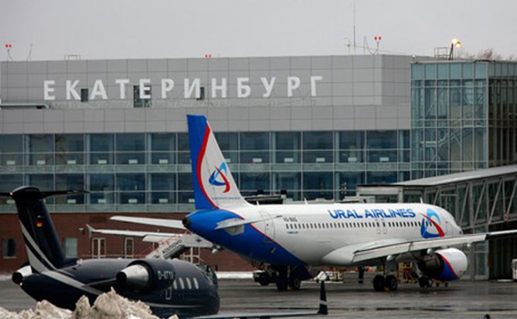 Самолет в аэропорту Екатеринбурга столкнулся с погрузчиком