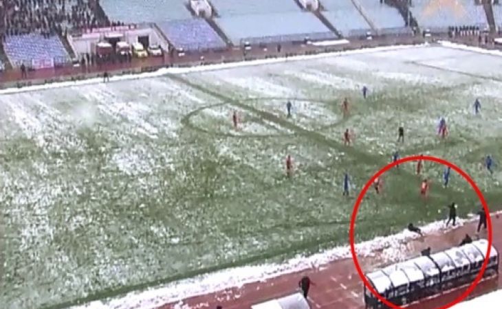 Тренер софийского ЦСКА упал в обморок, получив снежком по голове