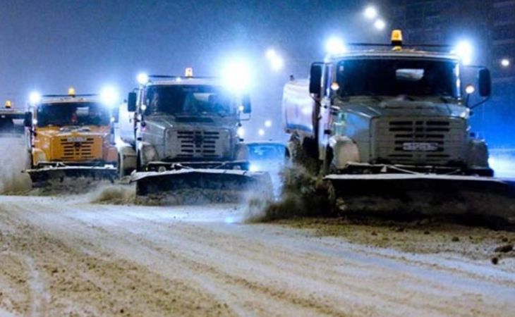 Более 100 машин вывозят снег ночью в Барнауле