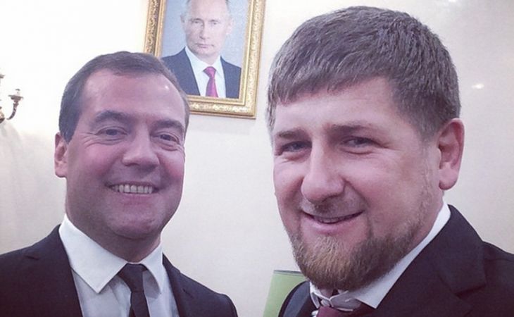 Кадыров и Медведев сделали селфи на фоне портрета Путина
