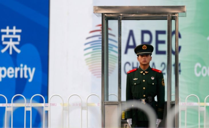 Журналистов эвакуировали из пресс-центра саммита АТЭС в Пекине из-за хлопков и задымления