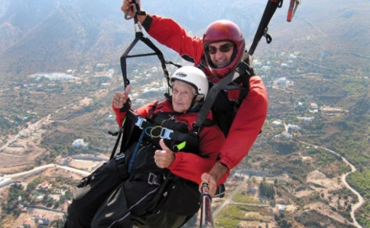 Американка отметила свой 100-летний юбилей прыжком с парашютом