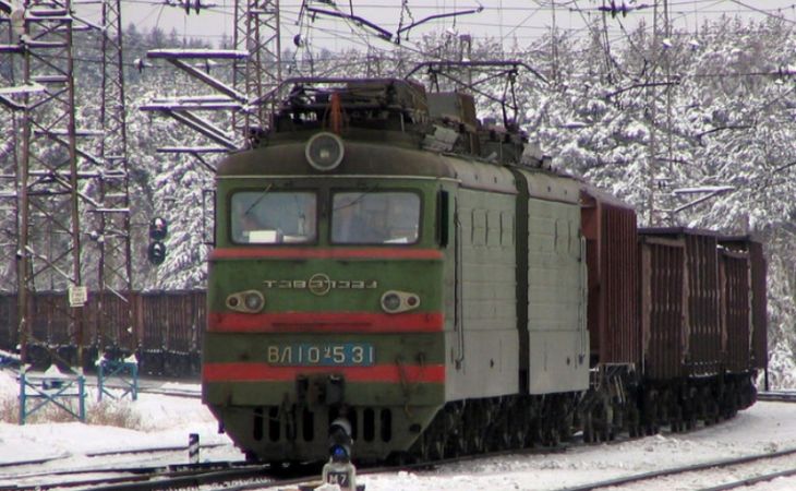 Локомотив и 13 вагонов сошли с рельсов в Омской области