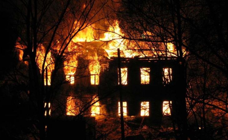 Двухэтажный жилой дом сгорел в Ярославле