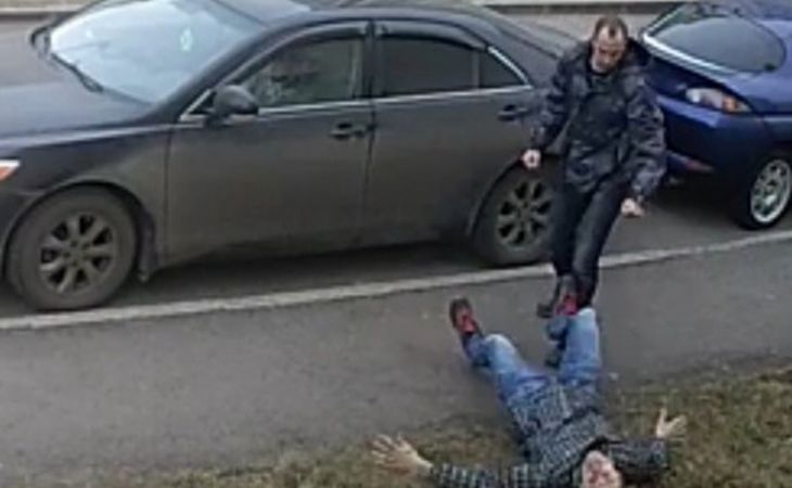 Автолюбитель избил соседа до полусмерти за неправильную парковку в Петрозаводске