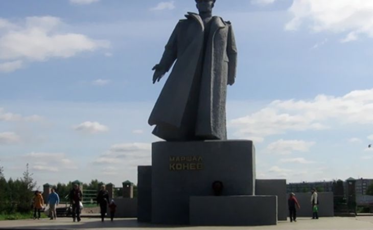 Памятник советскому маршалу Коневу в Праге перекрасили в розовый цвет