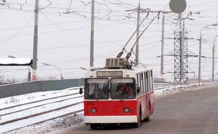 Полиция ищет виновных в наезде троллейбуса на девочку в Барнауле