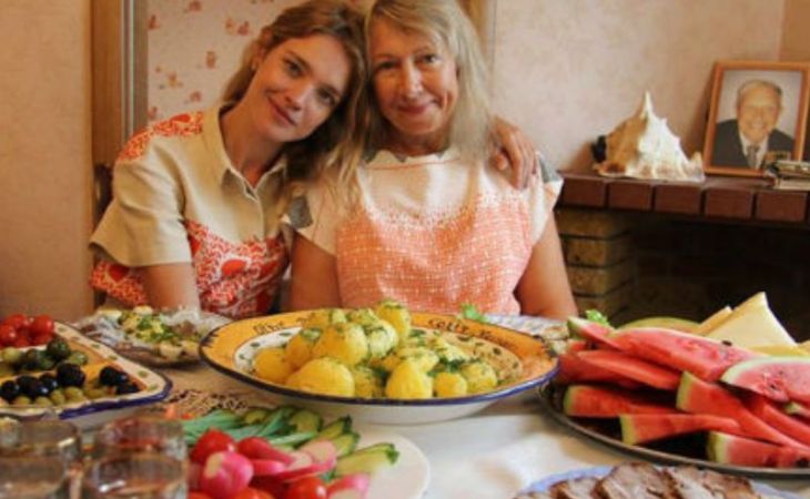 Наталья Водянова объяснила, почему ее мама торгует пирожками