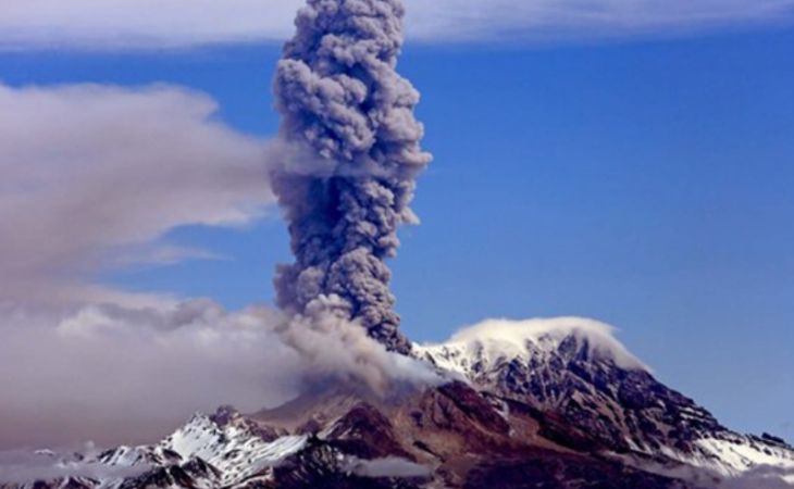 Вулкан на Камчатке выбросил пепел на высоту 8 км