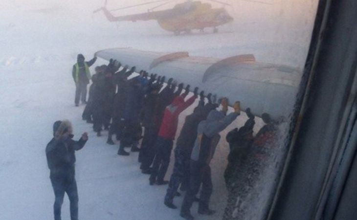 Пассажирам ТУ-134 пришлось толкать самолет из-за примерзшего шасси в Красноярском крае