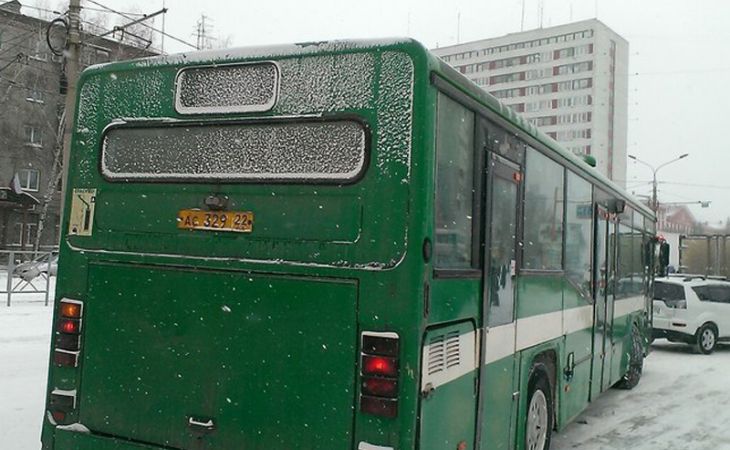Жительница Барнаула чуть не попала под колеса автобуса из-за невнимательного водителя