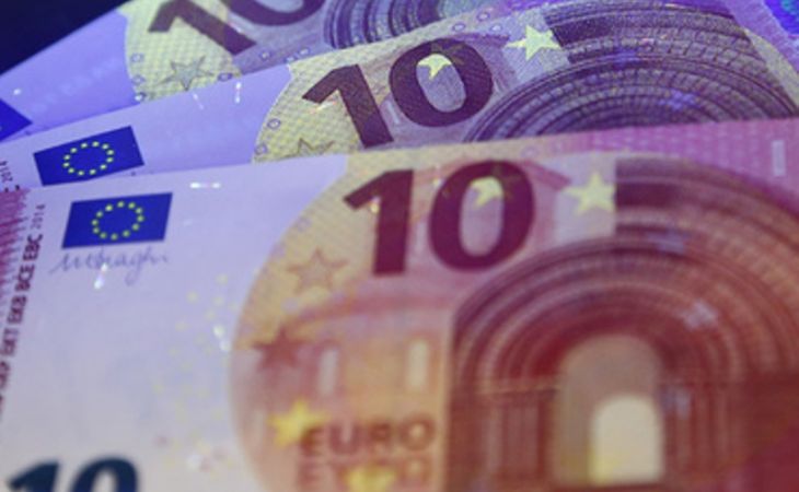 Евро вновь обновил исторический максимум, перевалив за отметку в 65 рублей