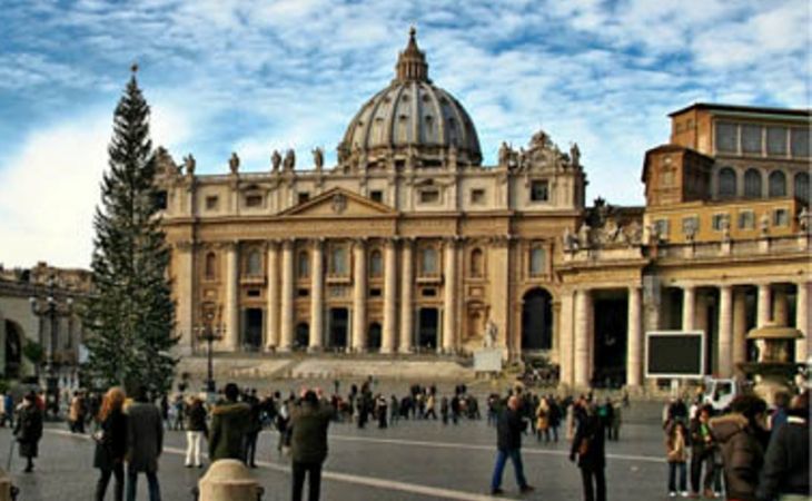 Площадь Святого Петра в Ватикане украсили рождественской елью