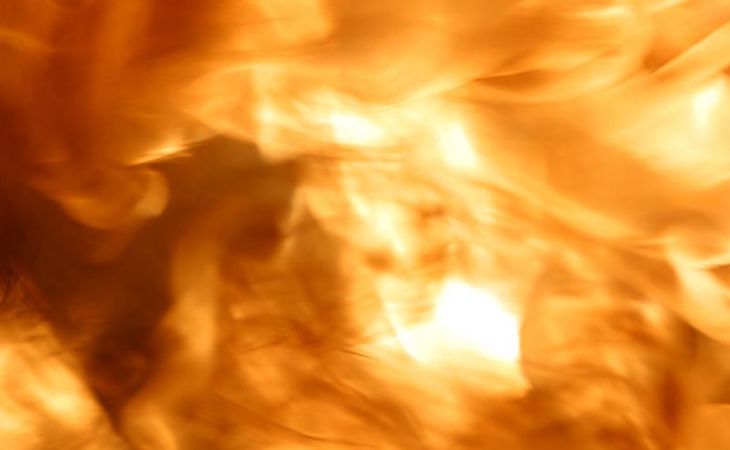Мать с двухлетним ребенком погибли в горящем доме в Бийске