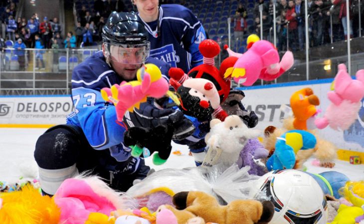 Рязанские хоккейные болельщики собрали подарки для детей Донбасса