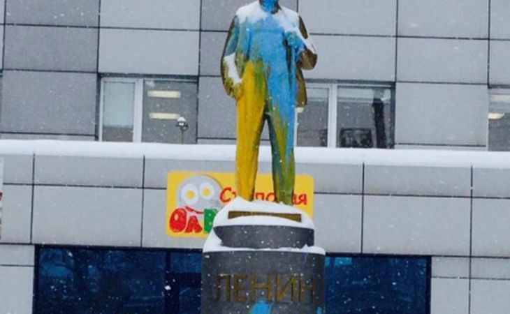 Надпись "Слава Украине" и краску на памятнике Ленину в Новосибирске полиция сверяет с УК