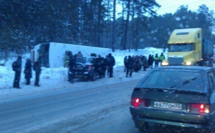 Автобус с пассажирами перевернулся в ленточном бору в Барнауле