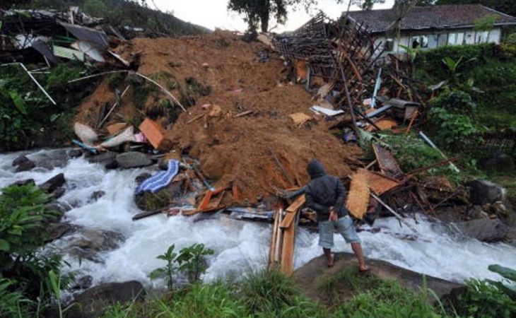 Тела 24 погибших из-за схода оползня найдены в Индонезии