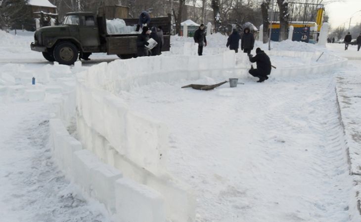 Строительство снежного городка продолжается в Октябрьском районе Барнаула
