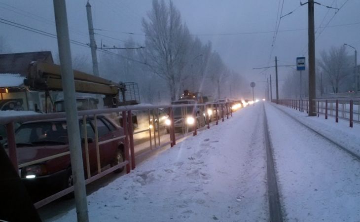 Громадная пробка возникла на Малахова в Барнауле из-за стресса водителя