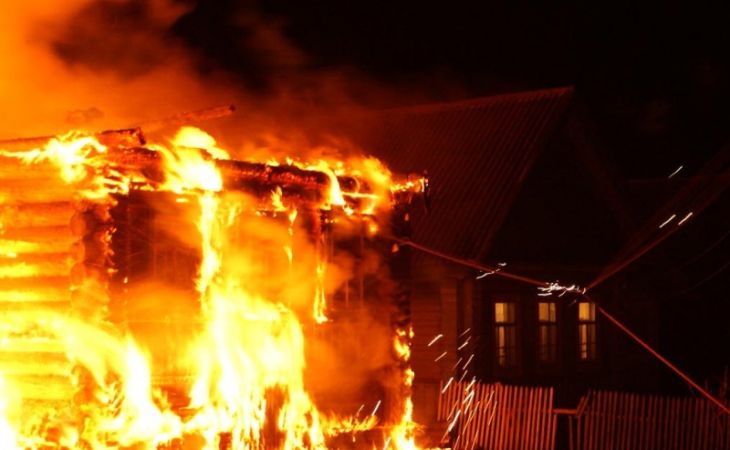Хозяину дома в Алейске удалось спастись на пожаре, где погибло семь его родственников