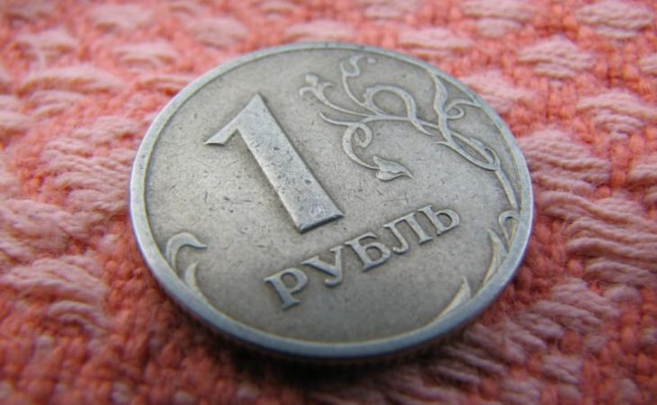 Рубль начал расти на открытии биржи в понедельник