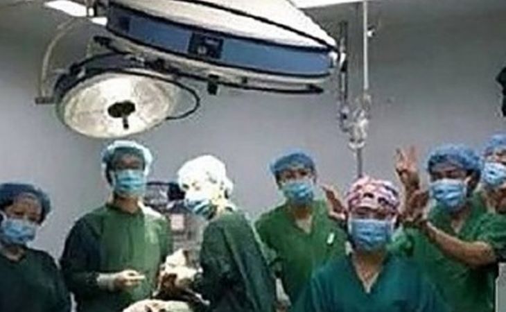 Сотрудников китайской больницы наказали за селфи с бессознательным пациентом