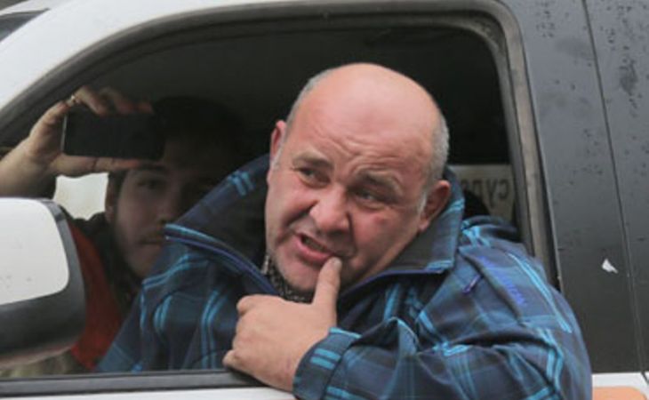 Москвич в знак протеста приковал себя наручниками возле здания ОВД