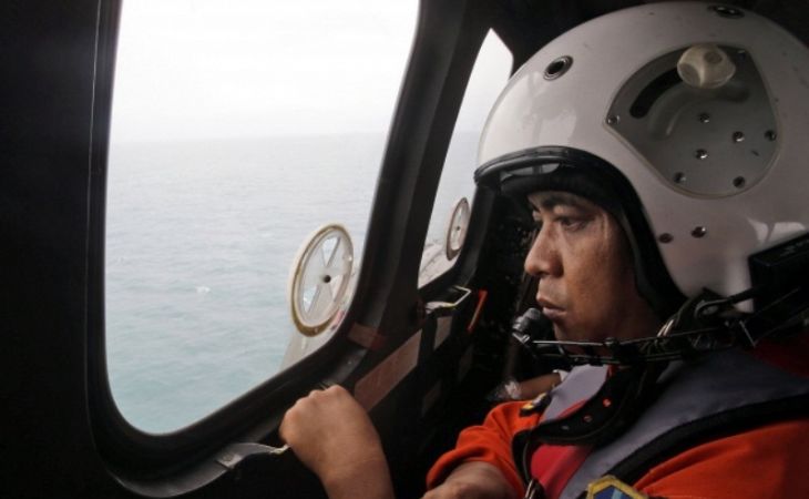 Водолазы начали поднимать хвост рухнувшего самолета AirAsia со дна Яванского моря