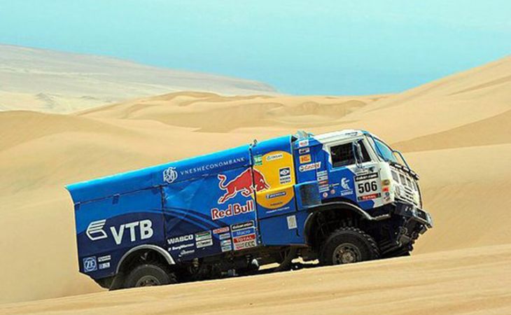 Российские грузовики победили на восьмом этапе "Дакар-2015"