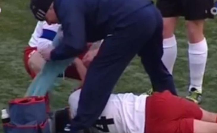 Судья прямо на поле сломал нос голландскому футболисту