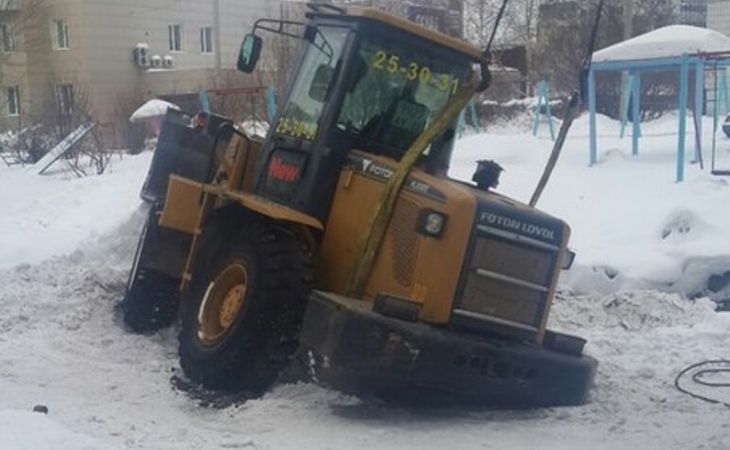 Трактор провалился в яму в Барнауле
