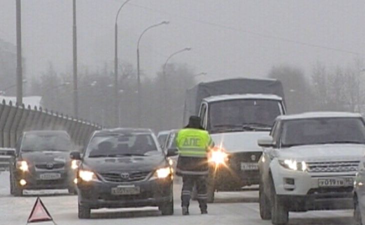 Восемь автомобилей столкнулись под Барнаулом, пострадала женщина