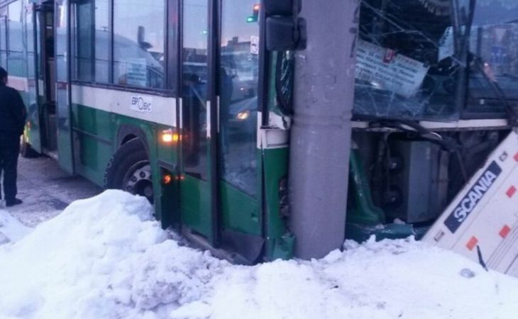 Автобус врезался в столб возле ТРЦ "Европа" в Барнауле, шесть человек пострадали