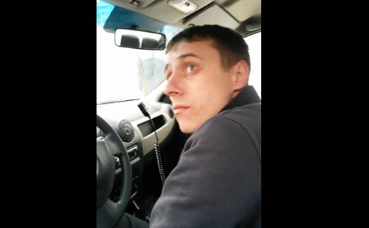 Неадекватного таксиста сняли на видео жители Барнаула