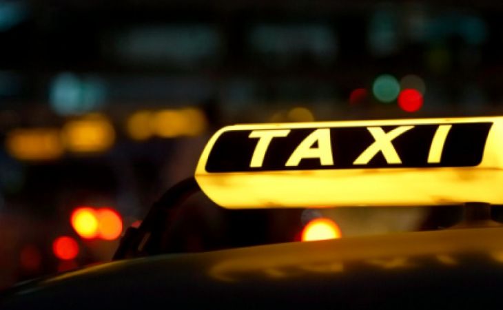 Женщина-таксист украла у своей конкурентки рацию и пилотку в аэропорту Барнаула