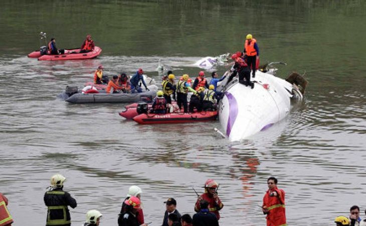 Порядка 12 человек погибли при крушении самолета на Тайване