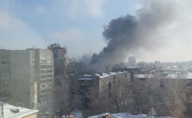 Двухэтажное здание горит в центре Барнаула