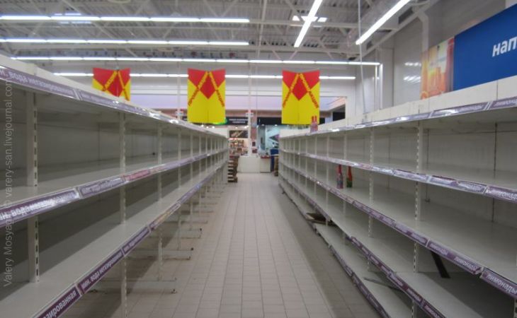 Пустые полки в магазинах россияне могут увидеть уже этим летом