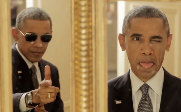 Соцсети обсуждают кривляния Обамы перед зеркалом и танец его жены с репой