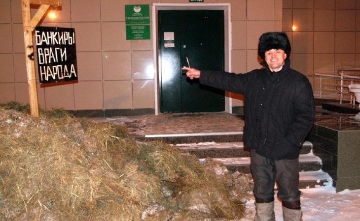 Кучу навоза с двумя виселицами вывалил перед Сбербанком фермер из Новосибирской области