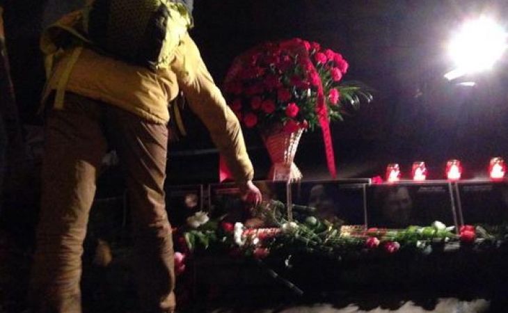 Москвичи приносят цветы на место убийства Немцова