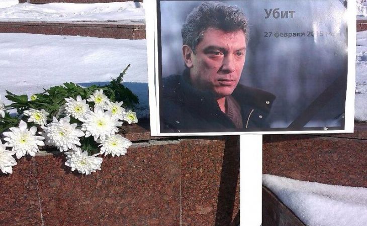 Жители Барнаула возложили цветы в память о Немцове
