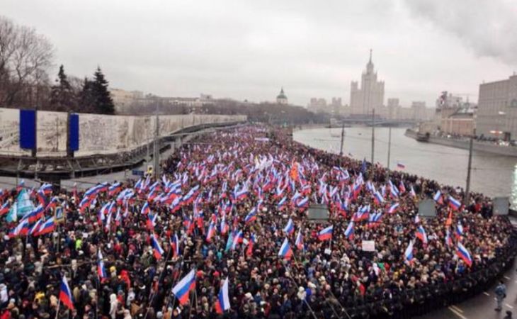 Десятки тысяч человек в Москве пришли на марш памяти Бориса Немцова