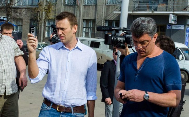 Навальный попросил суд отпустить его на похороны Немцова
