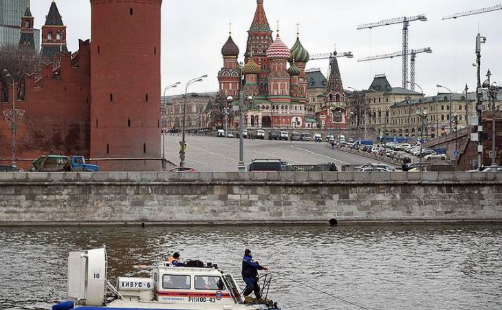 Водолазы ищут пистолет убийцы Немцова на дне Москвы-реки