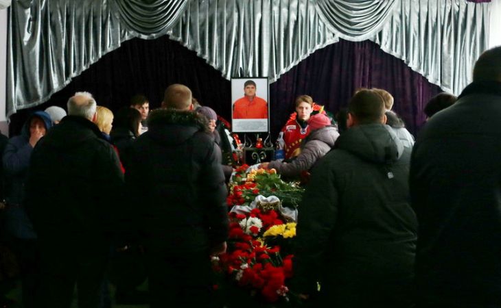 Церемония прощания с экс-нападающим "Алтая" Денисом Биковцом началась в Барнауле