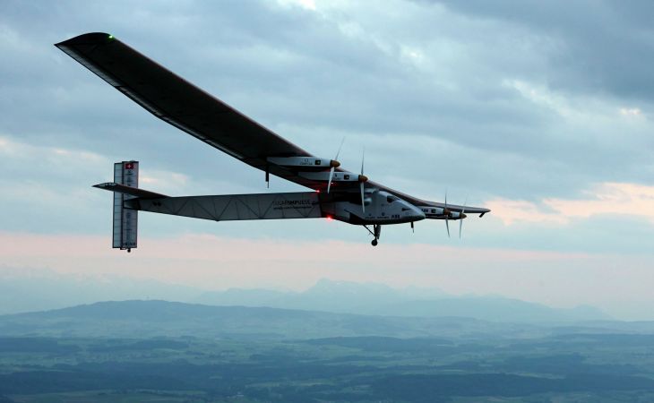 Самолет на солнечных батареях впервые отправился в кругосветный полет