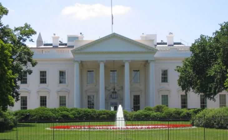 Пьяные охранники Обамы свернули ограждение у Белого дома