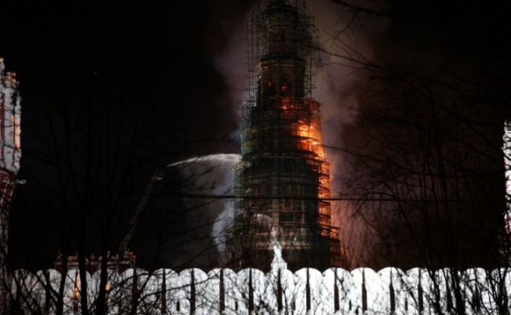 Более трех часов в Москве тушили пожар на колокольне Новодевичьего монастыря